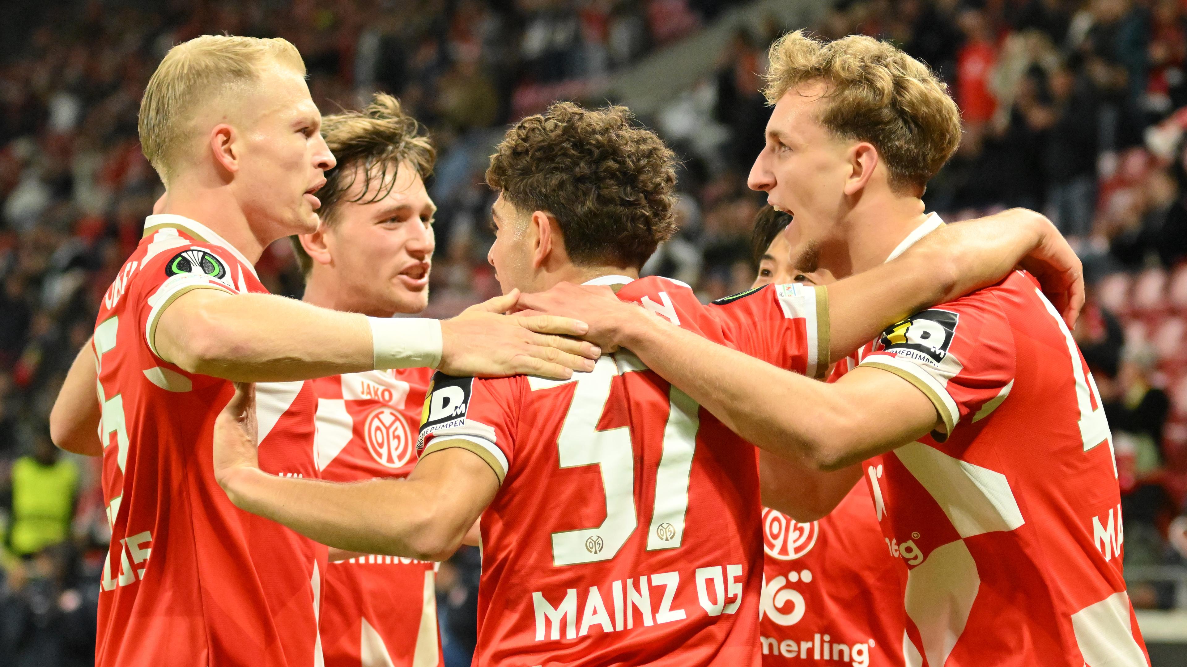 Nelson Weiper (links) jubelt nach seinem Treffer zum 1:0.