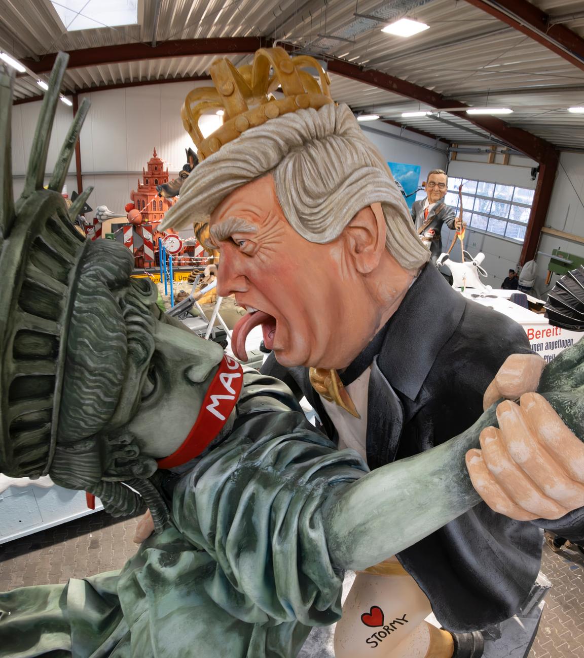 Rheinland-Pfalz, Mainz-Mombach: Stormy Donald heißt dieser Motivwagen des Mainzer Karnevalsvereins für den bevorstehenden Rosenmontag.