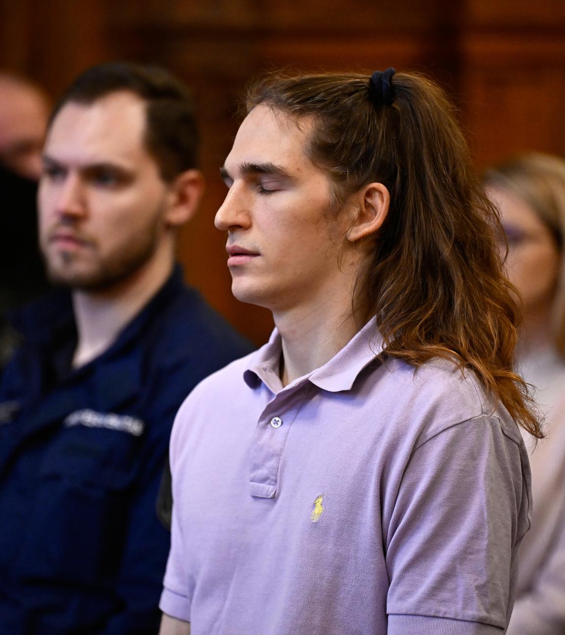 Maja T. steht am Mittwoch mit geschlossenen Auigen im Gerichtssaal, als das Urteil verlesen wird.