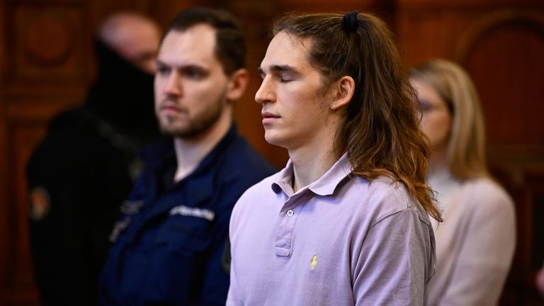 Maja T. steht am Mittwoch mit geschlossenen Auigen im Gerichtssaal, als das Urteil verlesen wird.