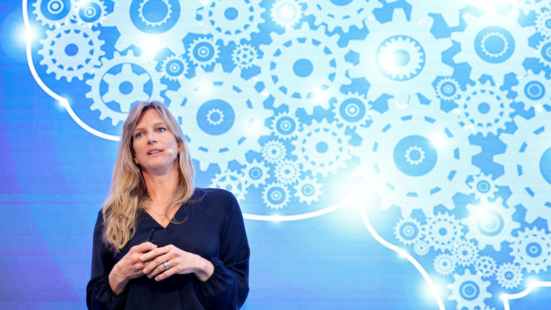 Maja Göpel auf einem Panel in Köln.