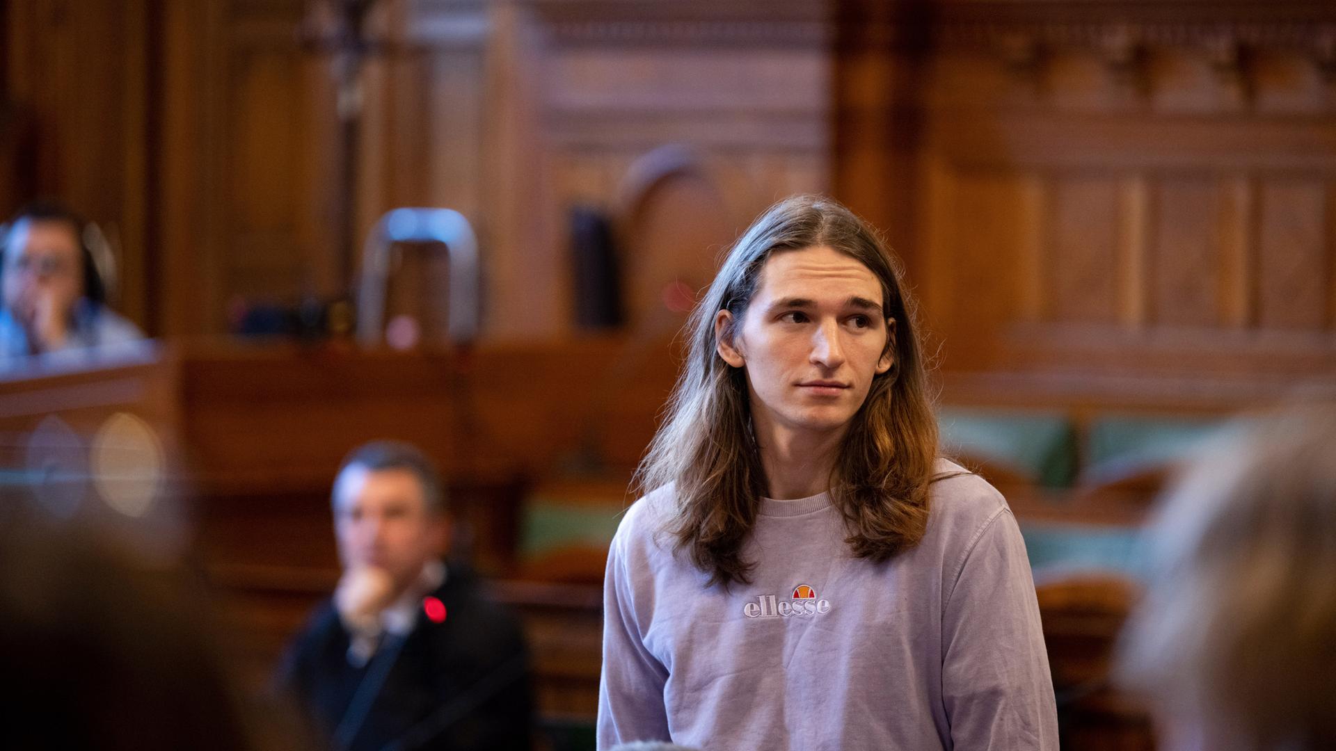 Ungarn, Budapest: Maja T. kommt in den Gerichtssaal, wo über den Antrag auf Haftentlassung entschieden werden soll. Archivbild