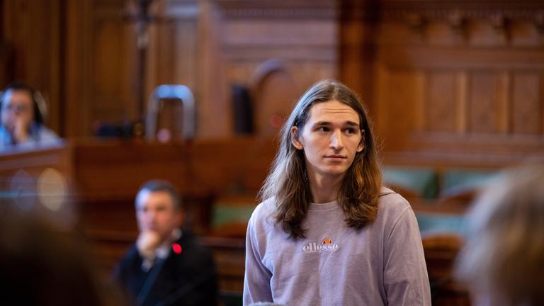 Ungarn, Budapest: Maja T. kommt in den Gerichtssaal, wo über den Antrag auf Haftentlassung entschieden werden soll. Archivbild