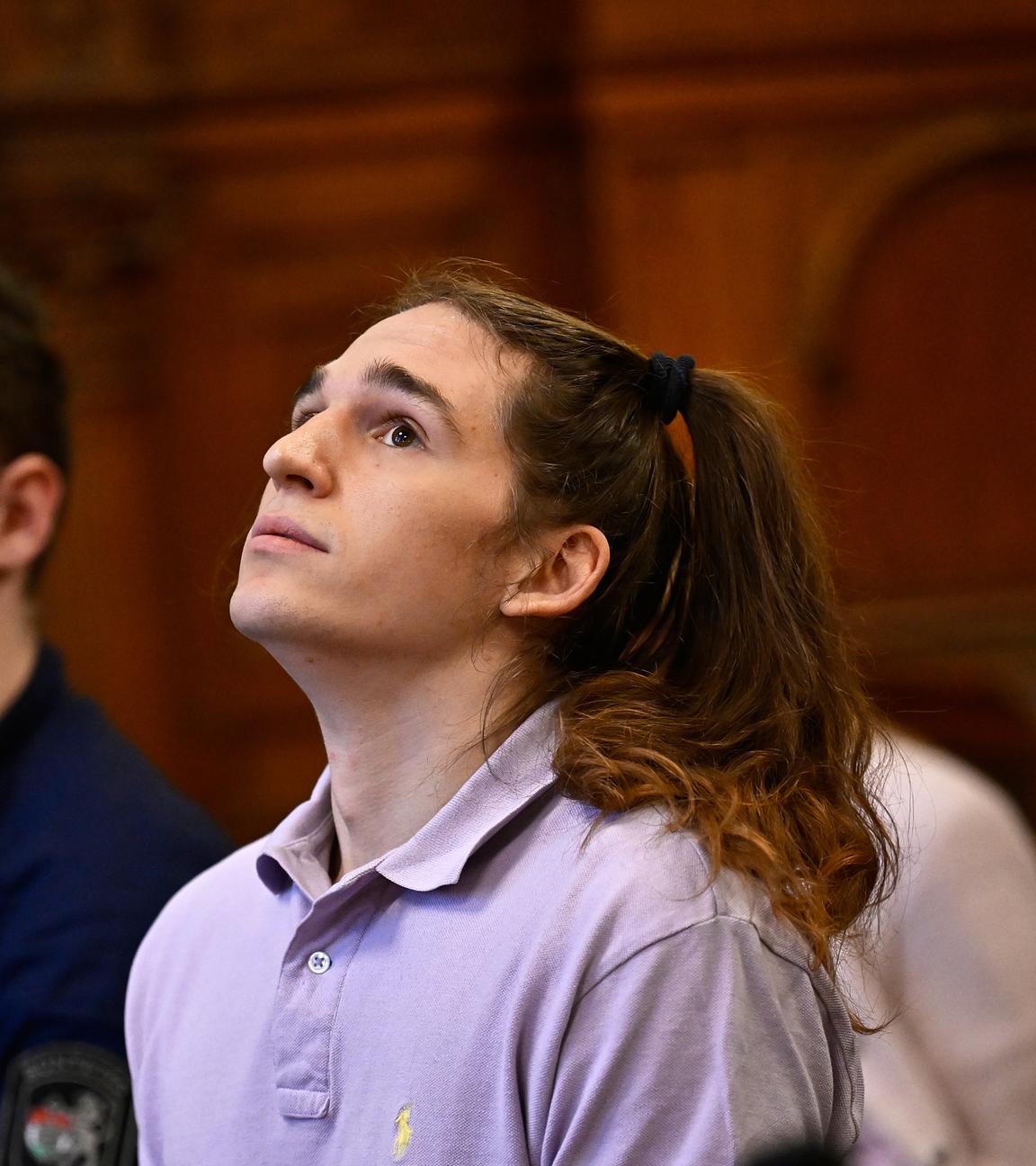 Maja T. steht am Mittwoch im Gerichtssaal in Budapest, als das Urteil verlesen wird. 