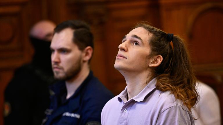 Maja T. steht am Mittwoch im Gerichtssaal in Budapest, als das Urteil verlesen wird. 