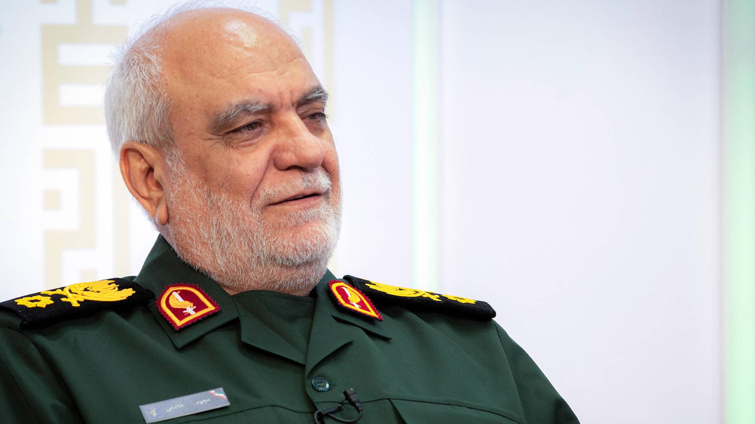 Auf diesem am 18. Februar 2026 von einer offiziellen Website des Büros des iranischen Obersten Führers veröffentlichten Foto nimmt der Geheimdienstchef der iranischen Revolutionsgarde, Generalmajor Majid Khademi, an einem Interview in Teheran, Iran, teil.