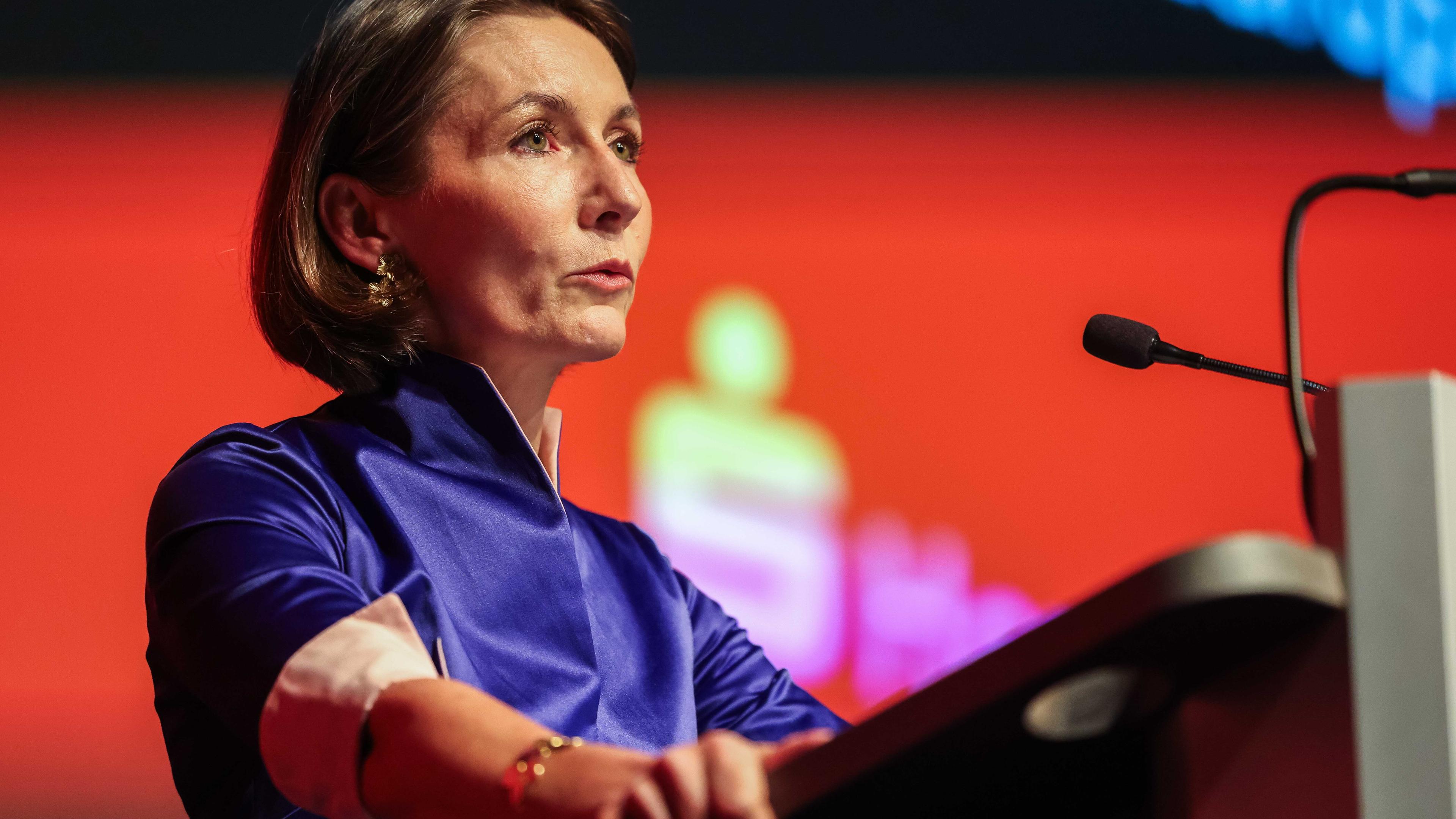 Dr. Claudia Major bei einer Rede vor einem Podest.