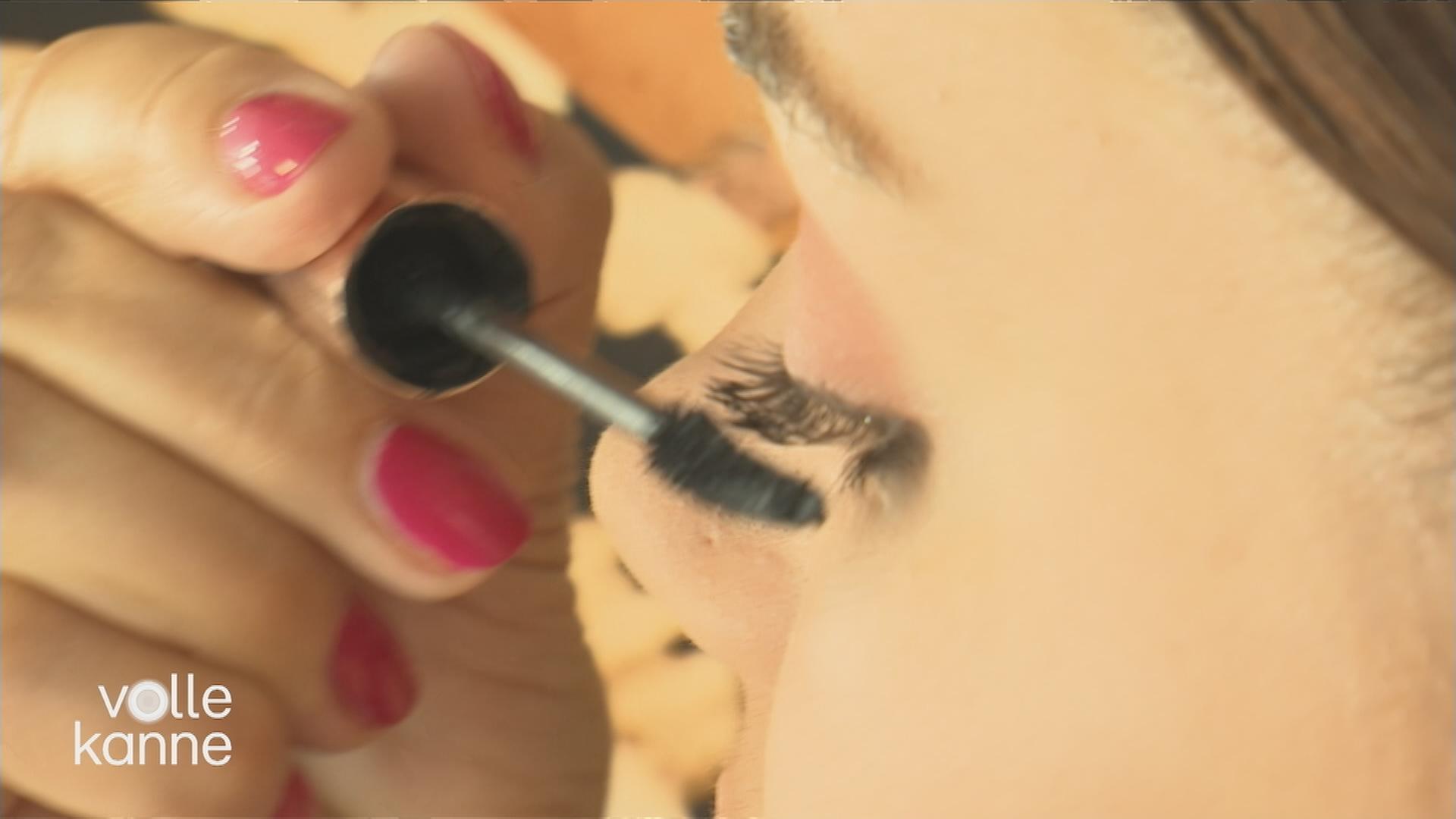 Wimpertusche wird aufgetragen.