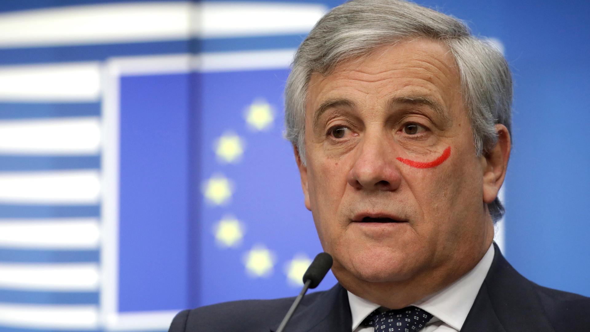 EU-Parlamentspräsident Tajani mit einem roten Lippenstiff-Strich unter dem Auge beim EU-Gipfel in Brüssel, am 25.11.18