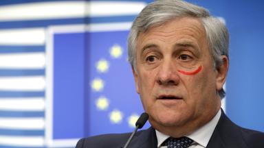 EU-Parlamentspräsident Tajani mit einem roten Lippenstiff-Strich unter dem Auge beim EU-Gipfel in Brüssel, am 25.11.18