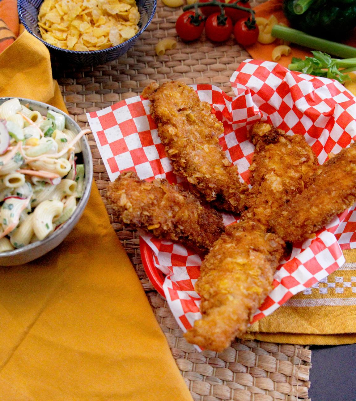 Amerikanischer Makkaroni-Salat mit Chicken Fingers