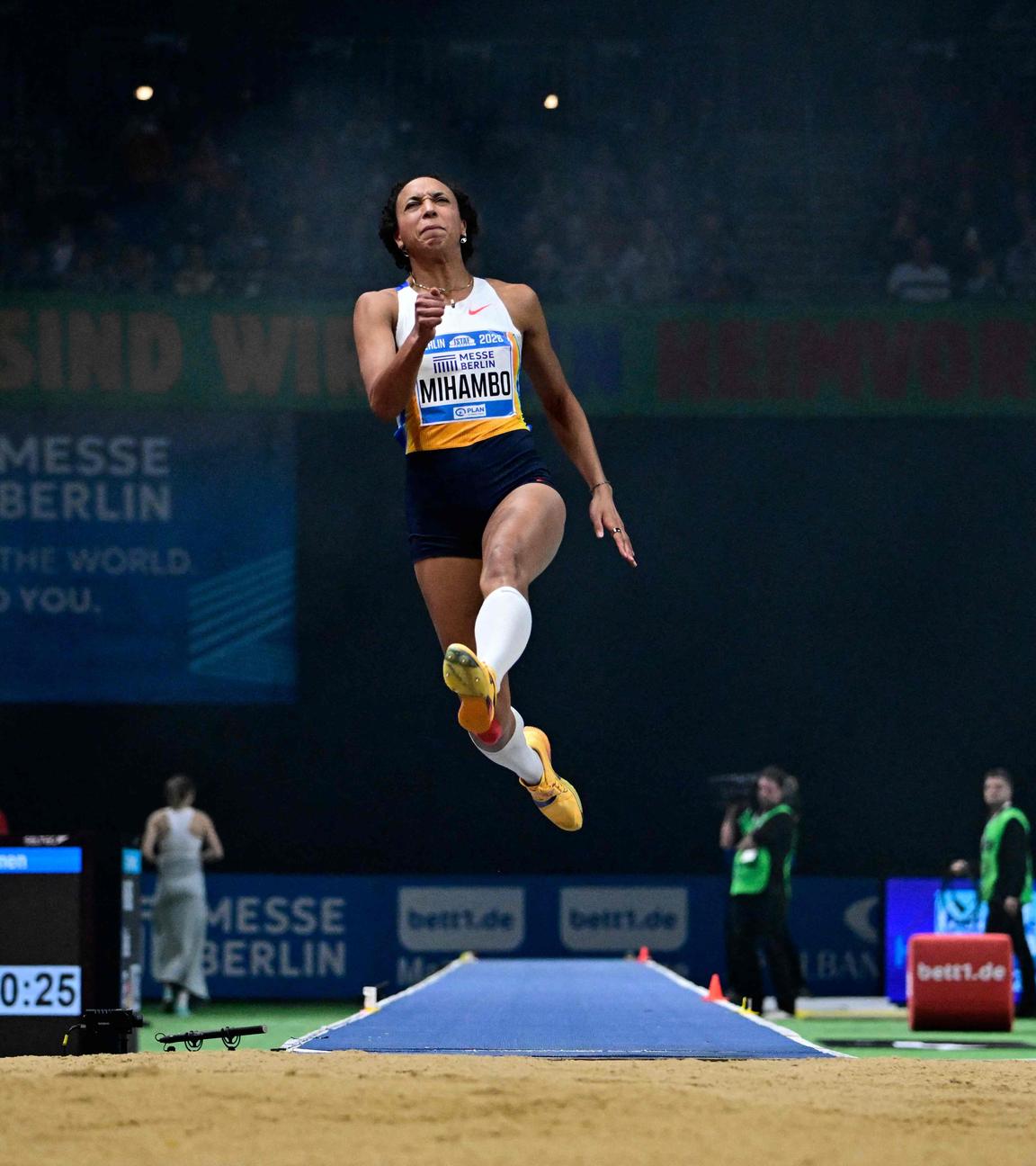 Die deutsche Leichtathletin Malaika Mihambo nach ihrem Absprung im Weitsprung beim Internationalen Stadionfest in Berlin