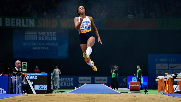 Die deutsche Leichtathletin Malaika Mihambo nach ihrem Absprung im Weitsprung beim Internationalen Stadionfest in Berlin