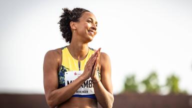 Weitsprung-Star Malaika Mihambo freut sich am 24.05.2026 nach ihren 6,82 Meter im sechsten und letzten Versuch in der Frauenkonkurrenz im Weitsprung bei dem 61. Internationales Pfingstsportfest.