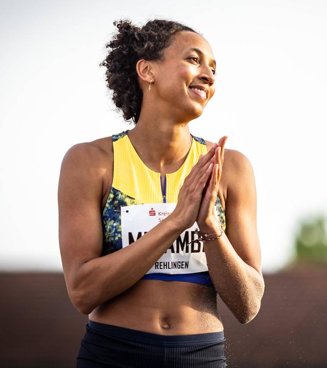 Weitsprung-Star Malaika Mihambo freut sich am 24.05.2026 nach ihren 6,82 Meter im sechsten und letzten Versuch in der Frauenkonkurrenz im Weitsprung bei dem 61. Internationales Pfingstsportfest.