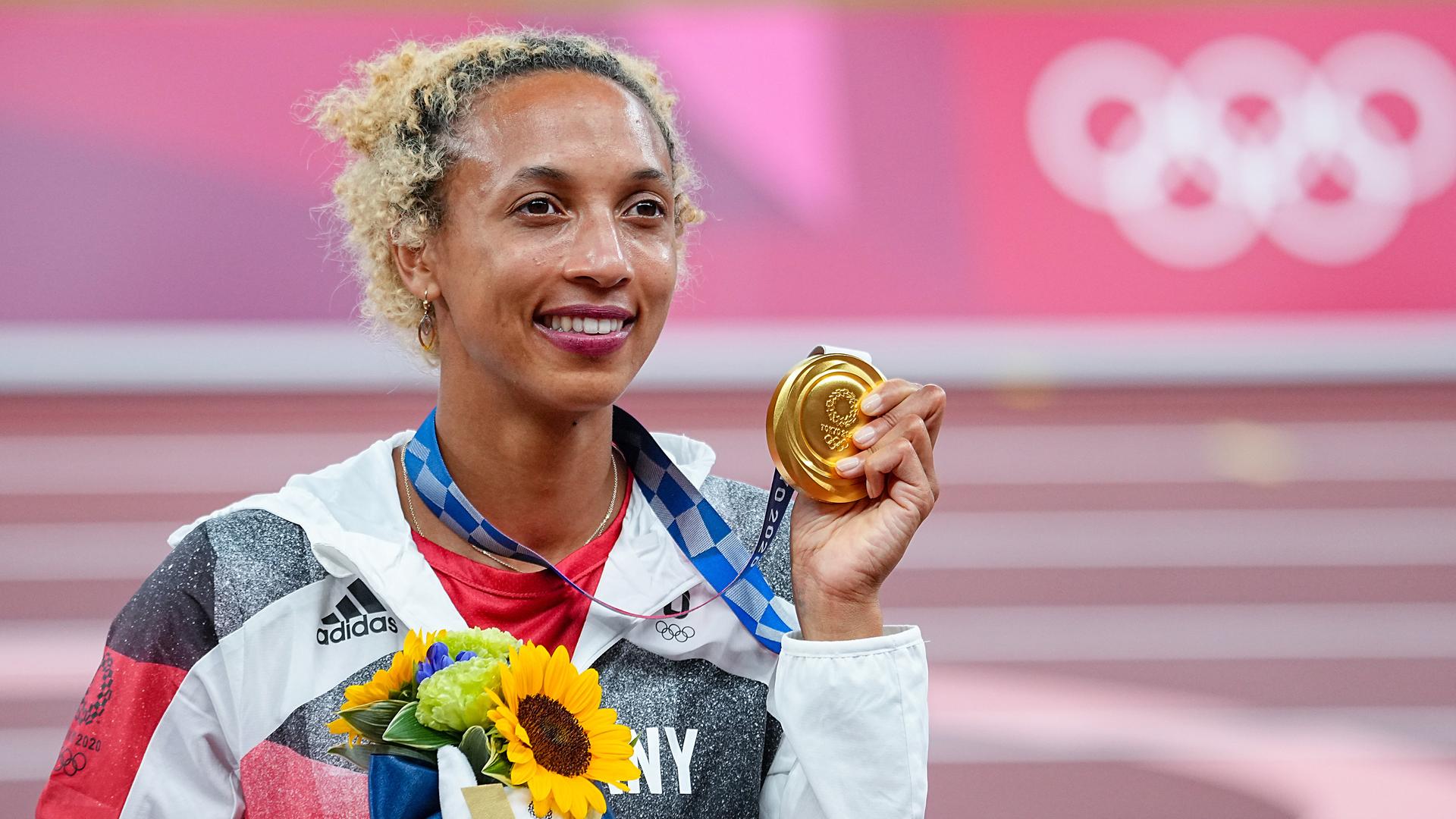 Malaika Mihambo aus Deutschland mit Goldmedaille bei der Siegerehrung, aufgenommen am 03.08.2021 in Tokio (Japan)