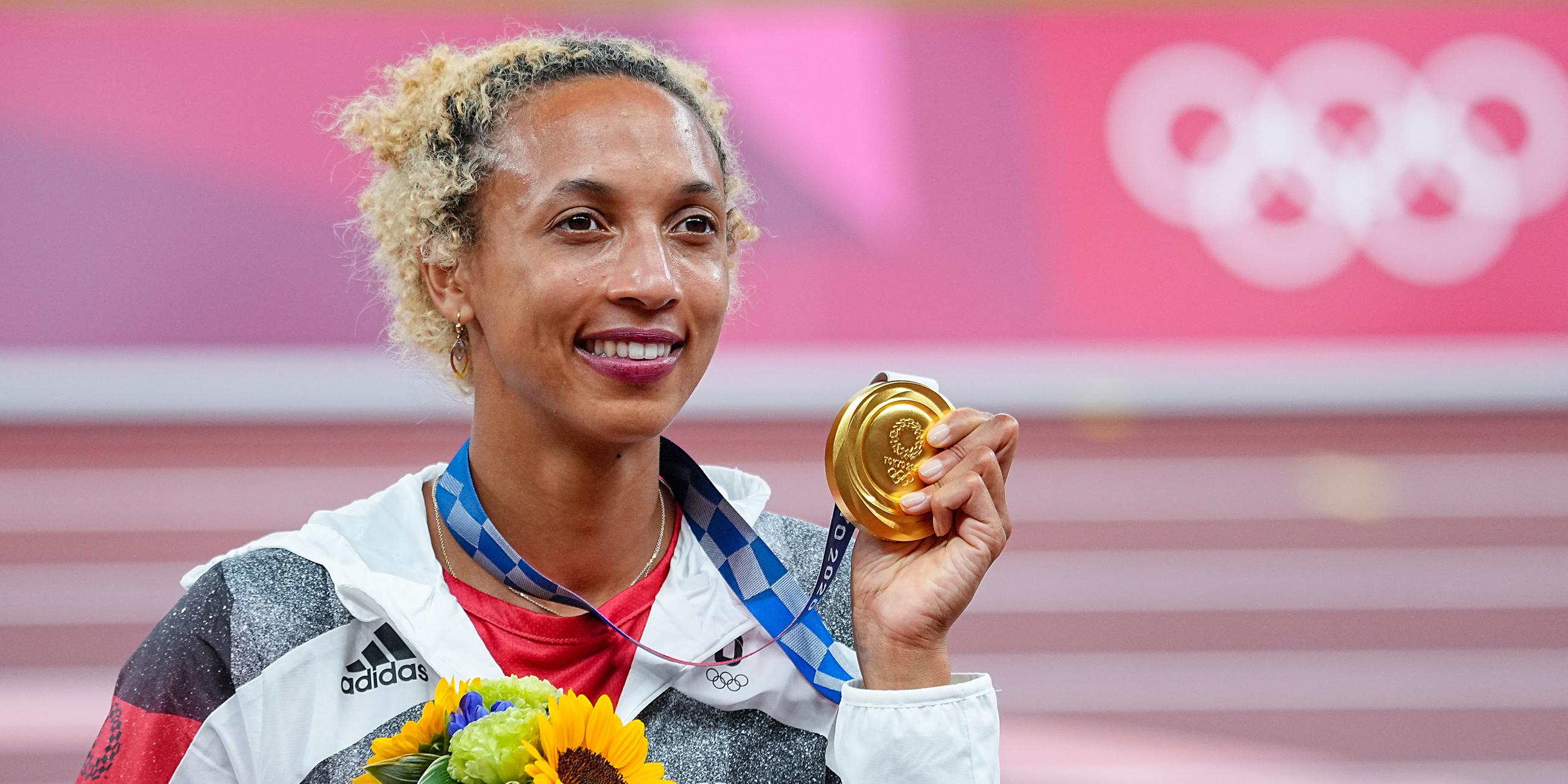 Malaika Mihambo aus Deutschland mit Goldmedaille bei der Siegerehrung, aufgenommen am 03.08.2021 in Tokio (Japan)