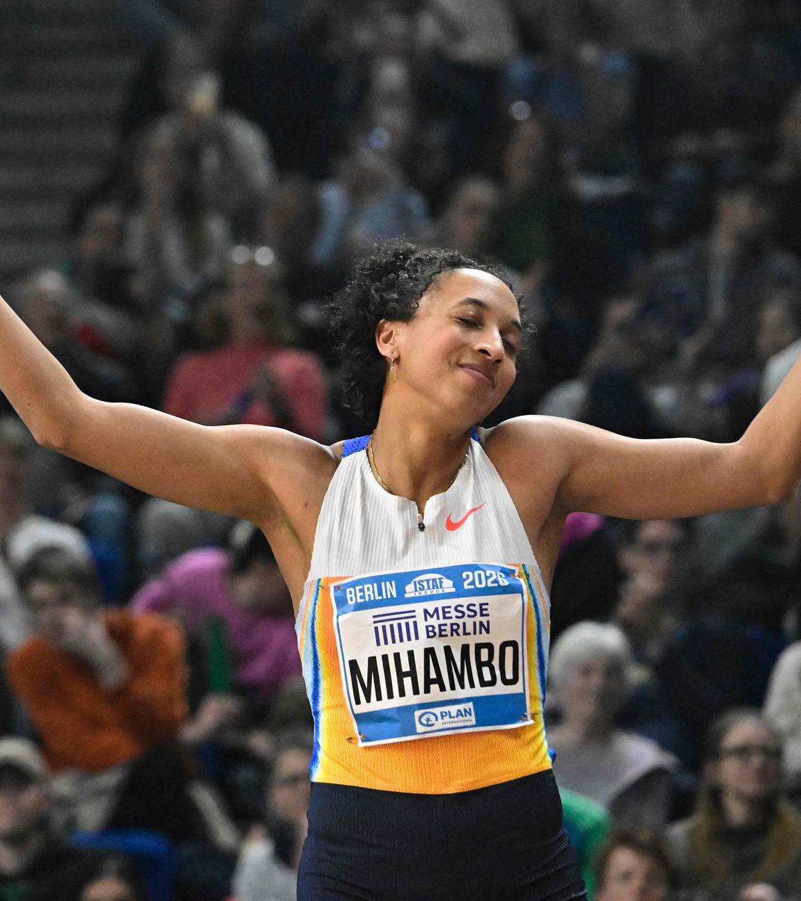 Die deutsche Leichtathletin Malaika Mihambo hebt nach ihrem Sprung beim Internationalen Stadionfest in Berlin ihre Arme