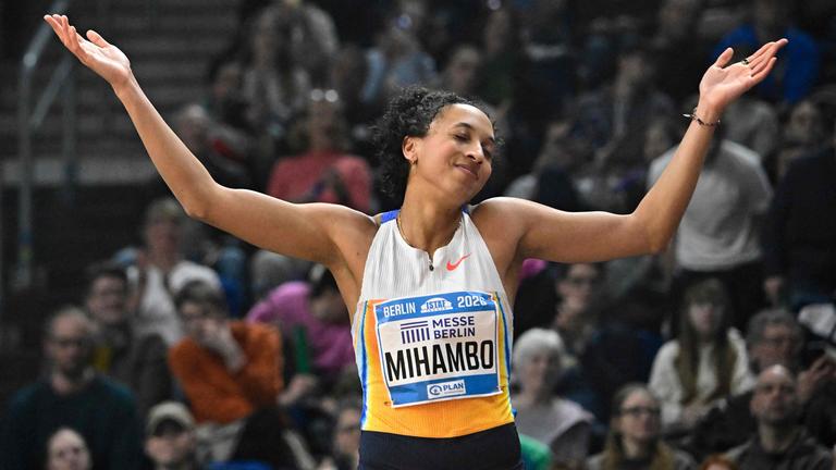 Die deutsche Leichtathletin Malaika Mihambo hebt nach ihrem Sprung beim Internationalen Stadionfest in Berlin ihre Arme