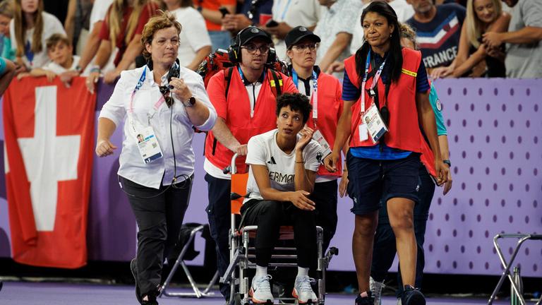 Die Weitspringerin Malaika Mihambo muss nach dem Wettkampf medizinisch versorgt werden