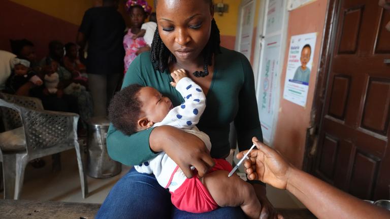 Ein Gesundheitsmitarbeiter verabreicht einem Kind den Malaria-Impfstoff R21/Matrix-M.