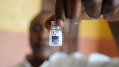 Symbolbild:  Eine Mitarbeiterin des Gesundheitswesens zeigt ein Fläschchen mit dem Malaria-Impfstoff R21/Matrix-M, bevor sie ihn einem Kind im umfassenden Gesundheitszentrum in Agudama-Epie verabreicht. 