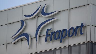 Das Logo des Flughafenbetreibers Frankfurt "Fraport". 