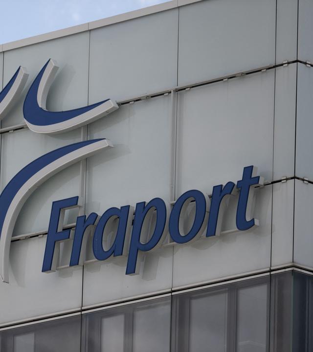 Das Logo des Flughafenbetreibers Frankfurt "Fraport". 