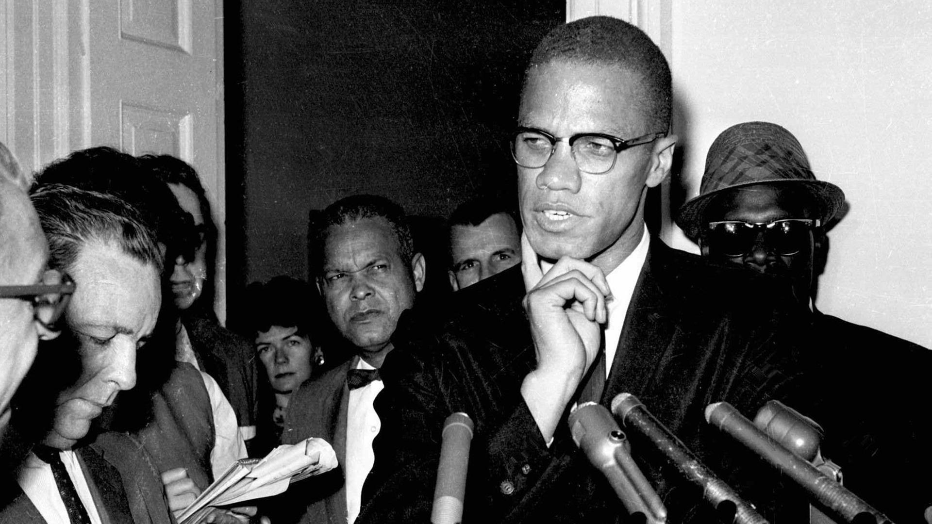 Bürgerrechtler Malcolm X spricht mit Reportern in Washington, D.C.