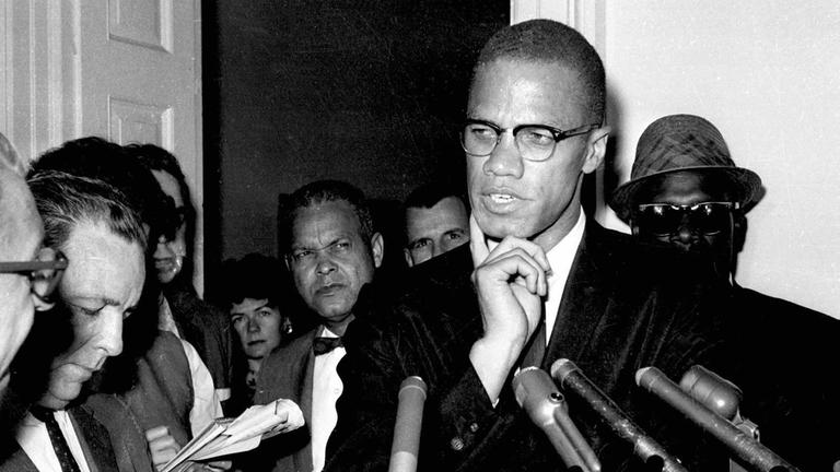 Bürgerrechtler Malcolm X spricht mit Reportern in Washington, D.C.
