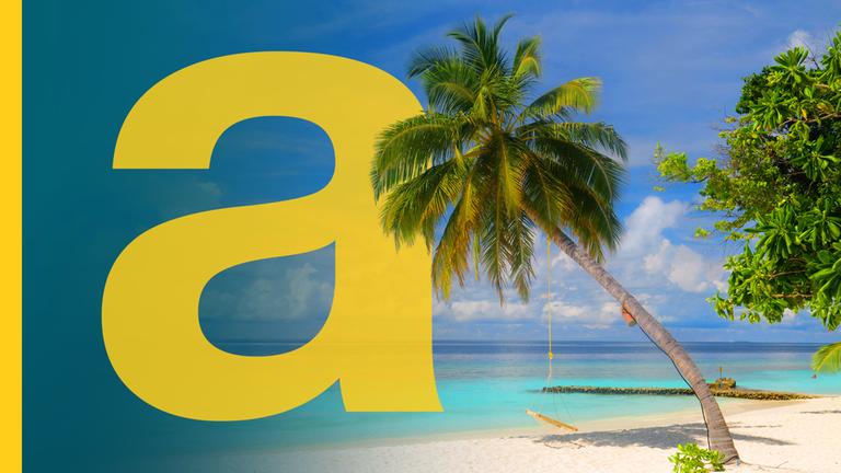 Ein Bagger auf dem Strand auf den Malediven