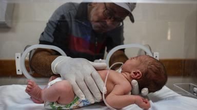 Das Baby Malek Yasine, das per Kaiserschnitt entbunden wurde, nachdem seine im neunten Monat schwangere Mutter ihren Verletzungen erlegen war am 20.07.2024.