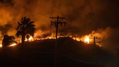 Buschfeuer am Pacific Coast Highway bei Malibu, Kalifornien