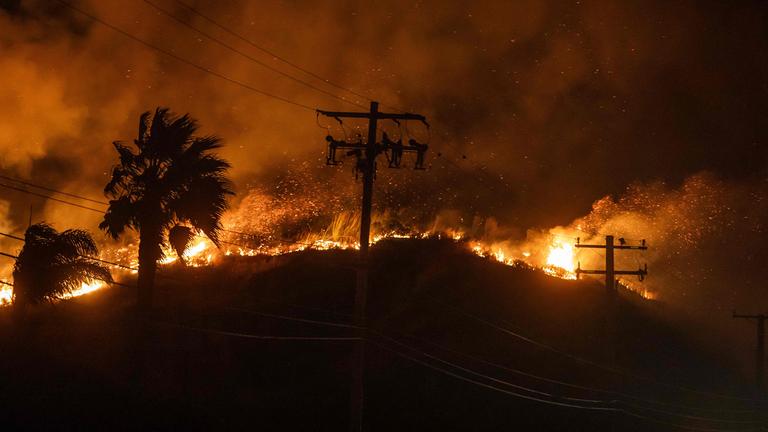 Buschfeuer am Pacific Coast Highway bei Malibu, Kalifornien