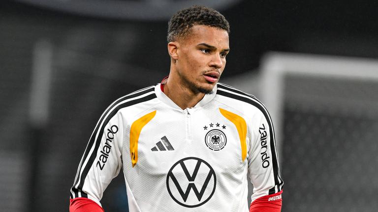 Fußballer Malick Thiaw auf dem Spielfeld während des Spiels Deutschland gegen die Slowakai am 16.11.2025.
