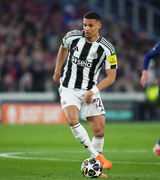 Malick Thiaw während eines Fußballspiels im Trikot von Newcastle United