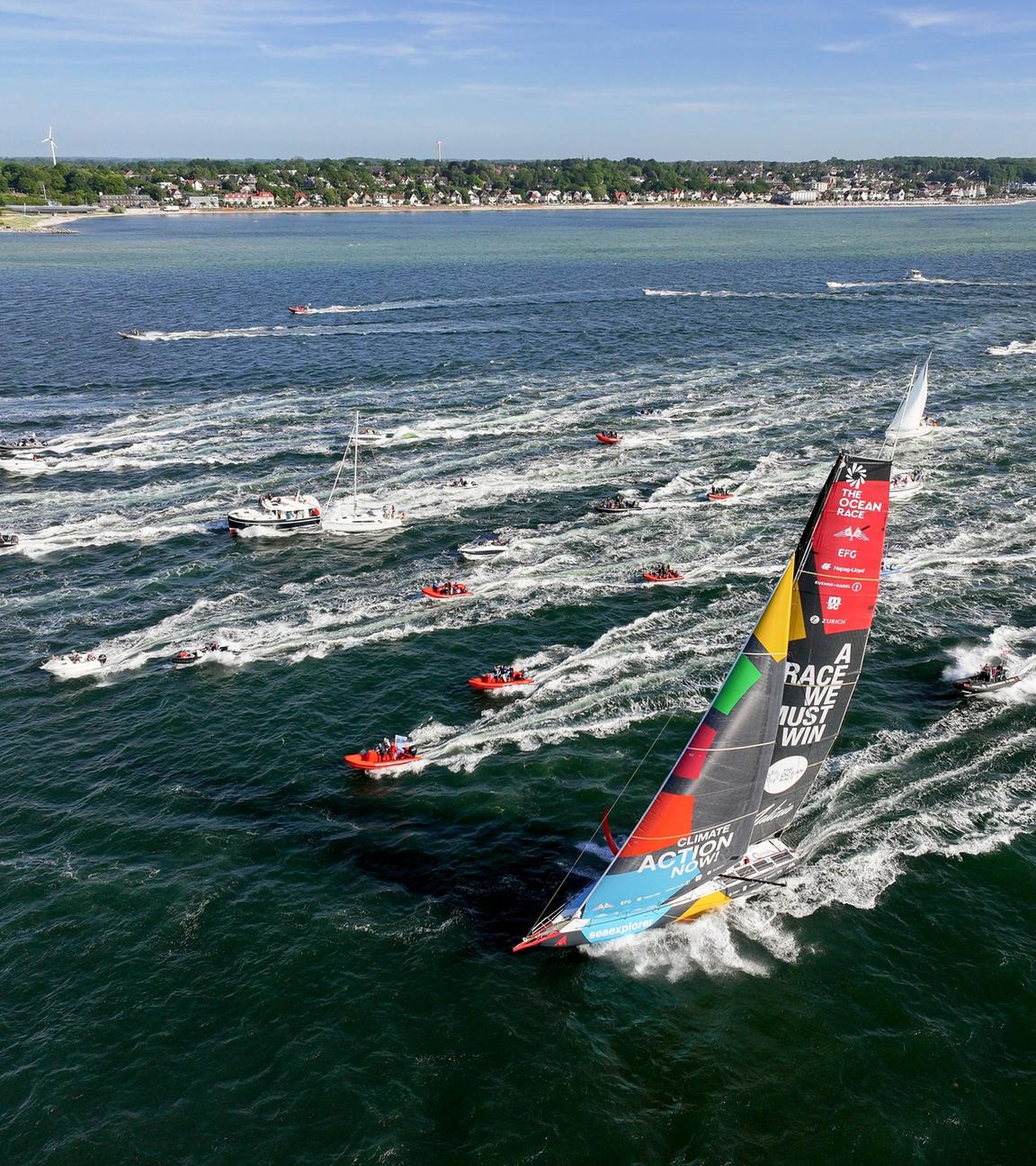 Die "Malizia - Seaexplorer" beim Ocean-Race-Fly-by 2023 in Kiel im Vordergrund vor anderen Yachten