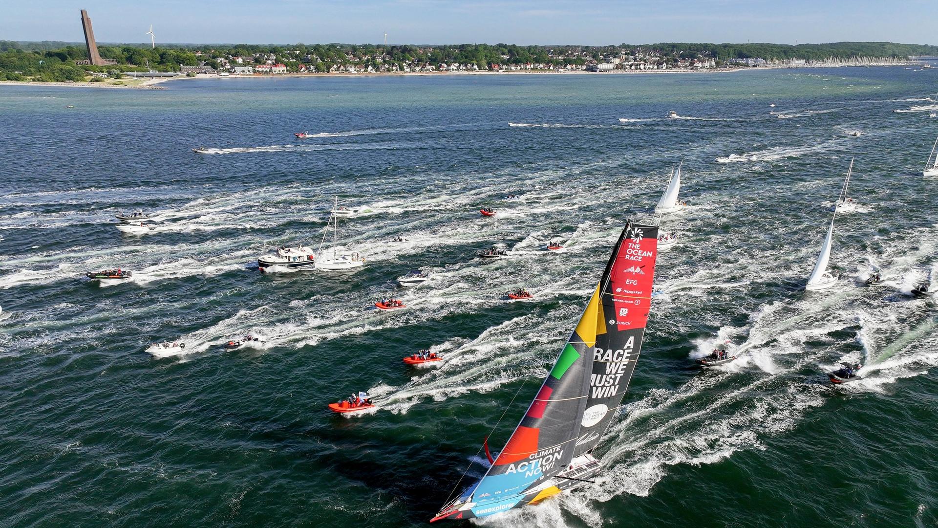 Die "Malizia - Seaexplorer" beim Ocean-Race-Fly-by 2023 in Kiel im Vordergrund vor anderen Yachten