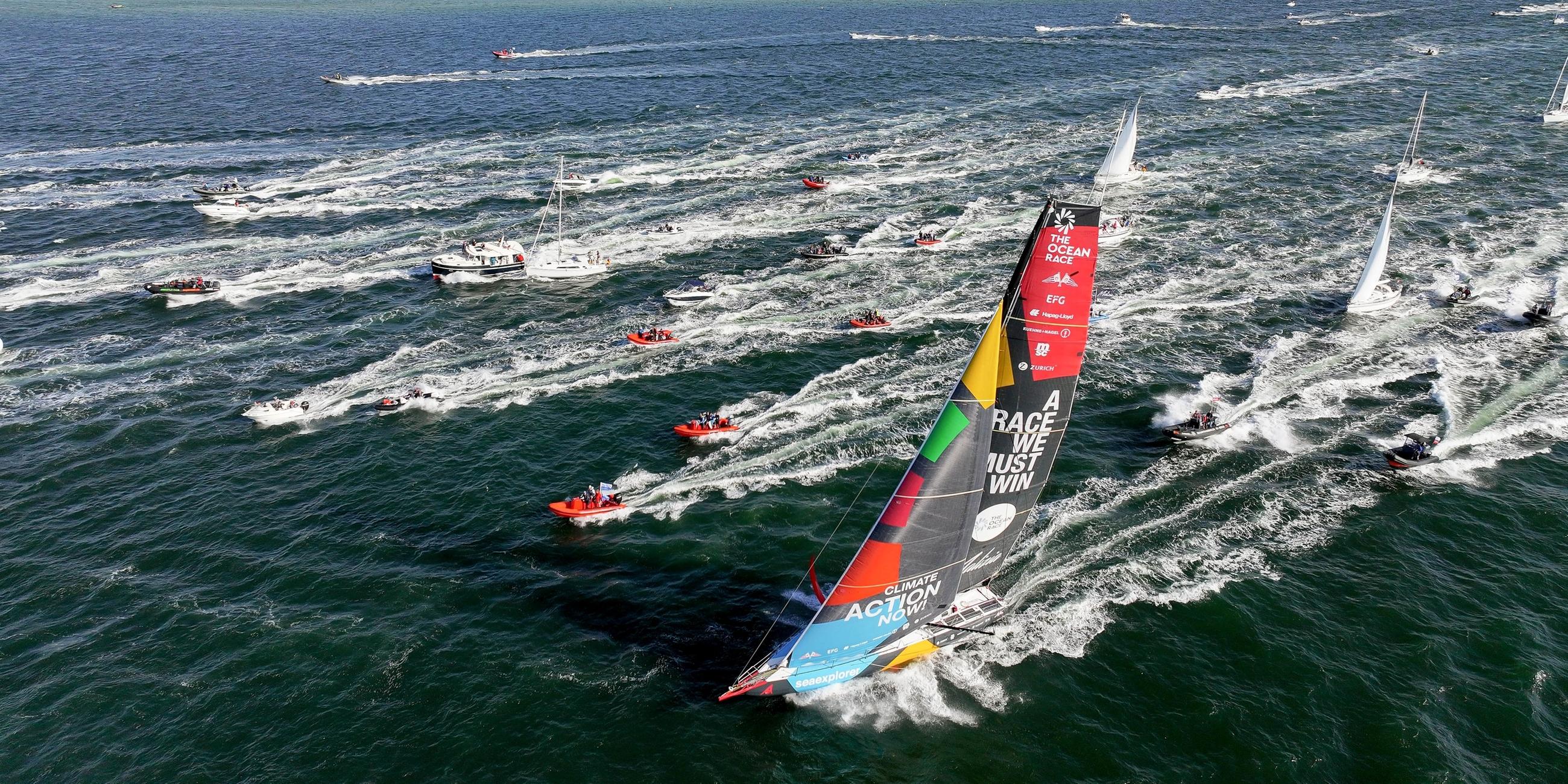 Die "Malizia - Seaexplorer" beim Ocean-Race-Fly-by 2023 in Kiel im Vordergrund vor anderen Yachten