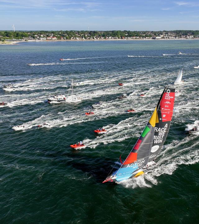Die "Malizia - Seaexplorer" beim Ocean-Race-Fly-by 2023 in Kiel im Vordergrund vor anderen Yachten