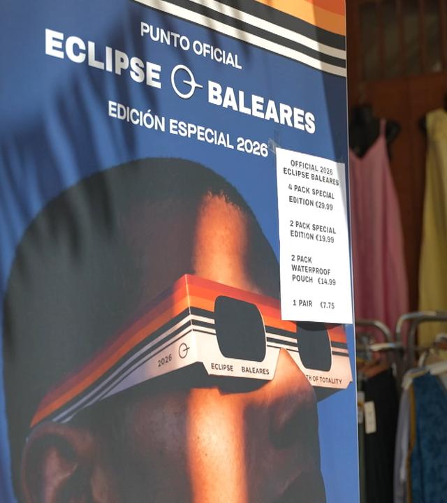 Werbung für Sonnenfinsternis-Brillen vor einem Geschäft.