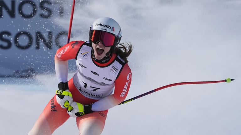 Die schweizerische Skirennläuferin Malorie Blanc fährt beim FIS Ski Alpin Weltcup in Crans-Montana erfreut den Hang hinab