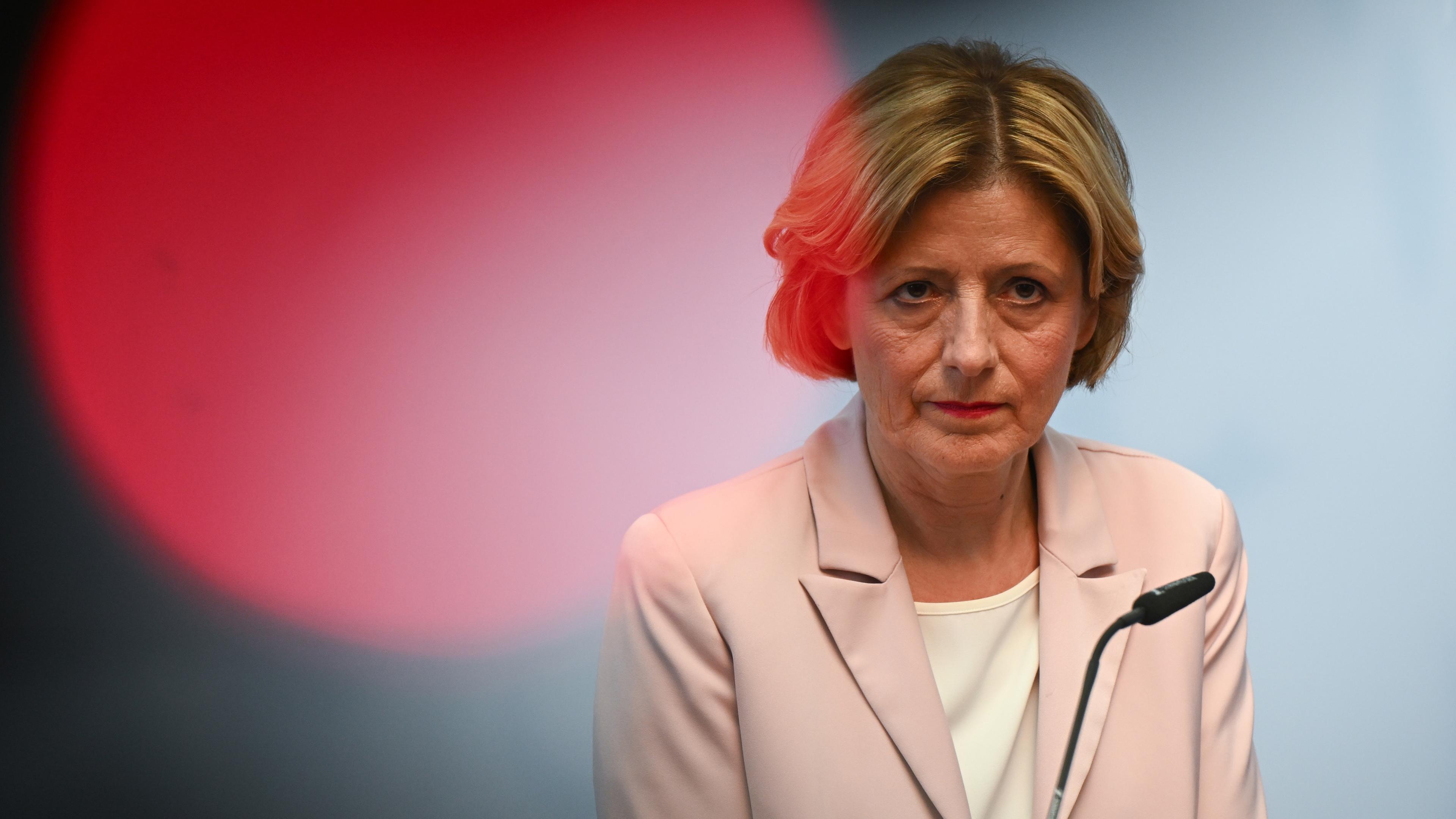 Rheinland-Pfalz, Mainz: Malu Dreyer (SPD), Ministerpräsidentin von Rheinland-Pfalz, spricht in der Staatskanzlei während einer Pressekonferenz hinter dem Rotlicht einer TV-Kamera.