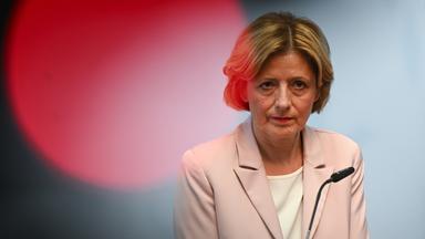 Rheinland-Pfalz, Mainz: Malu Dreyer (SPD), Ministerpräsidentin von Rheinland-Pfalz, spricht in der Staatskanzlei während einer Pressekonferenz hinter dem Rotlicht einer TV-Kamera.