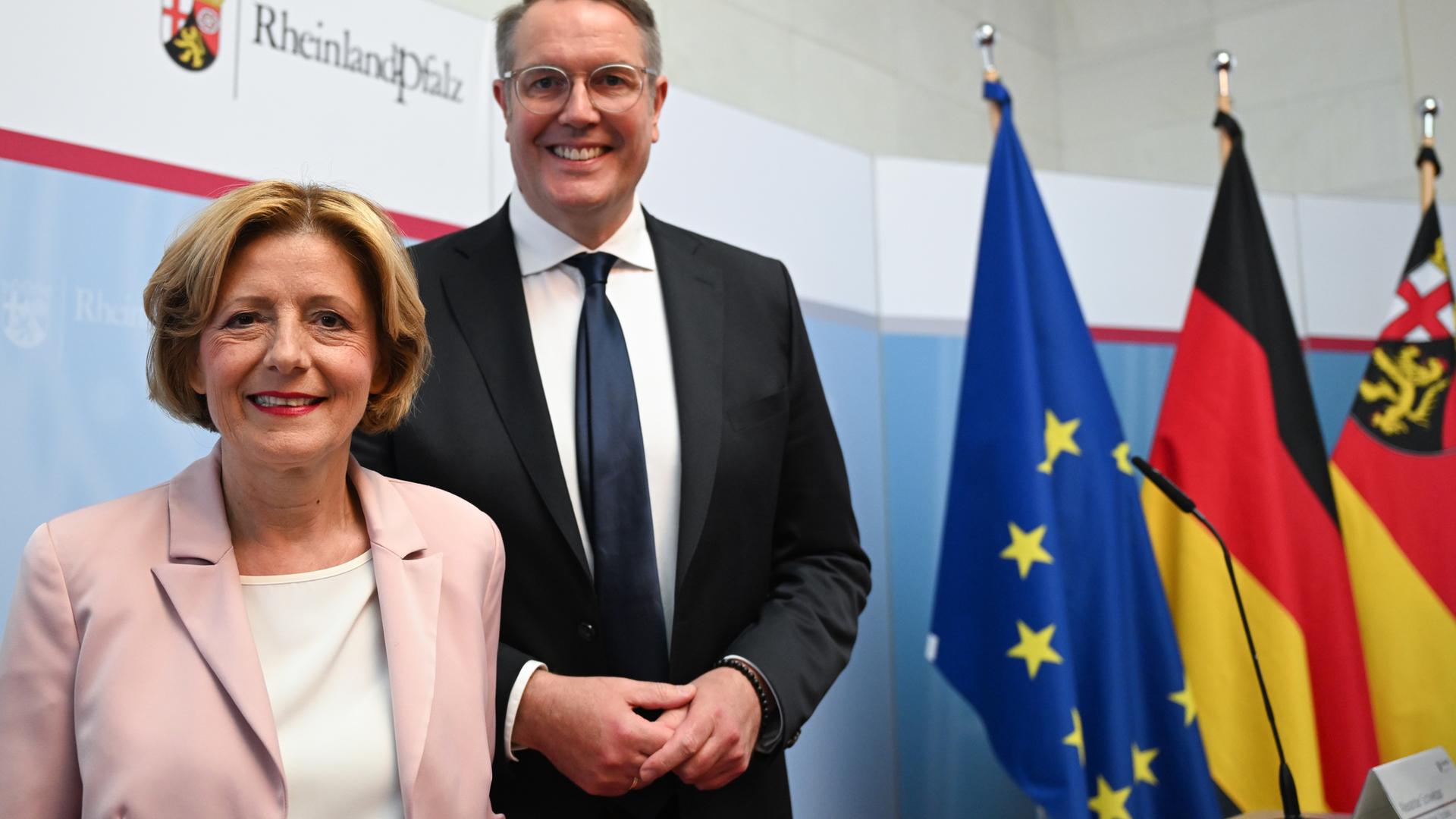 Rheinland-Pfalz, Mainz: Malu Dreyer (SPD), Ministerpräsidentin von Rheinland-Pfalz, und ihr designierter Nachfolger Alexander Schweitzer (SPD), bisheriger Minister für Arbeit und Soziales, Transformation und Digitalisierung, kommen gemeinsam in die Staatskanzlei zu einer Pressekonferenz. 