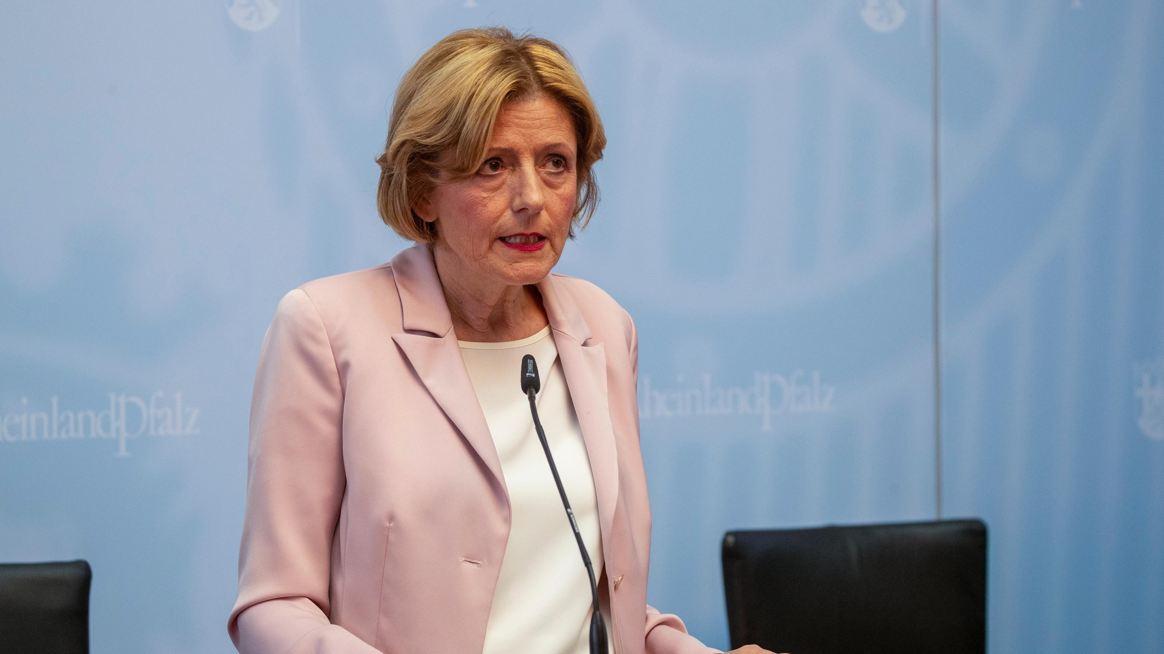 Die Ministerpräsidentin von Rheinland-Pfalz, Malu Dreyer (SPD) erklärt aus gesundheitlichen Gründen auf einer Pressekonferenz in der Staatskanzlei ihren Rücktritt.