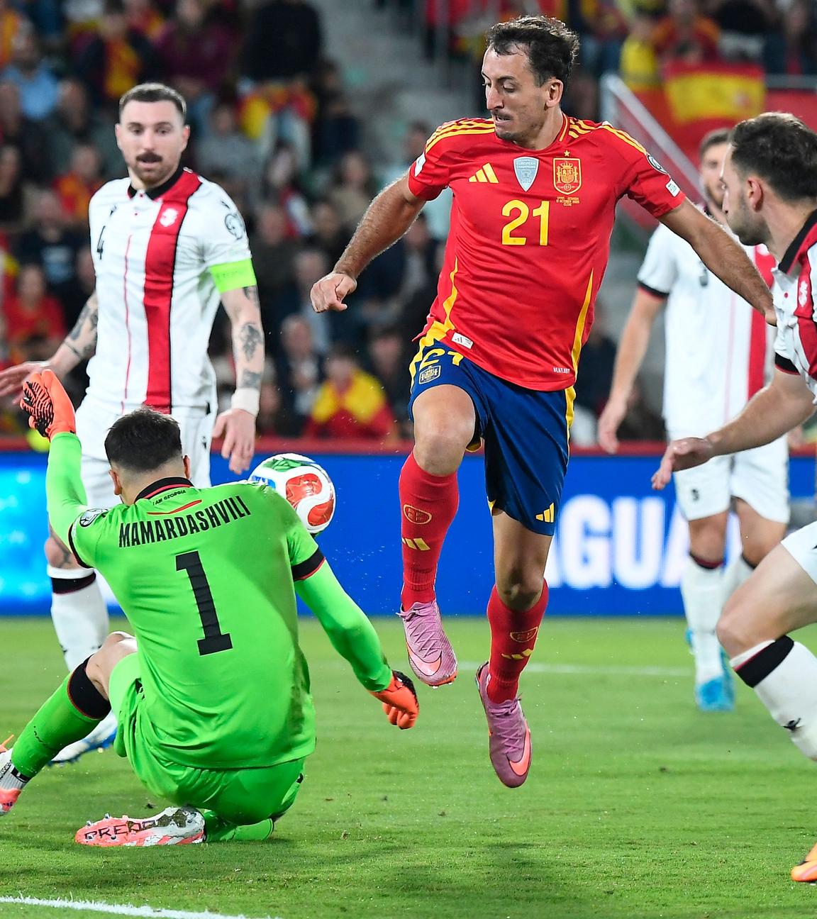 Georgien Keeper Giorgi Mamardashvili pariert einen Schuss von Spanien Mikel Oyarzabal