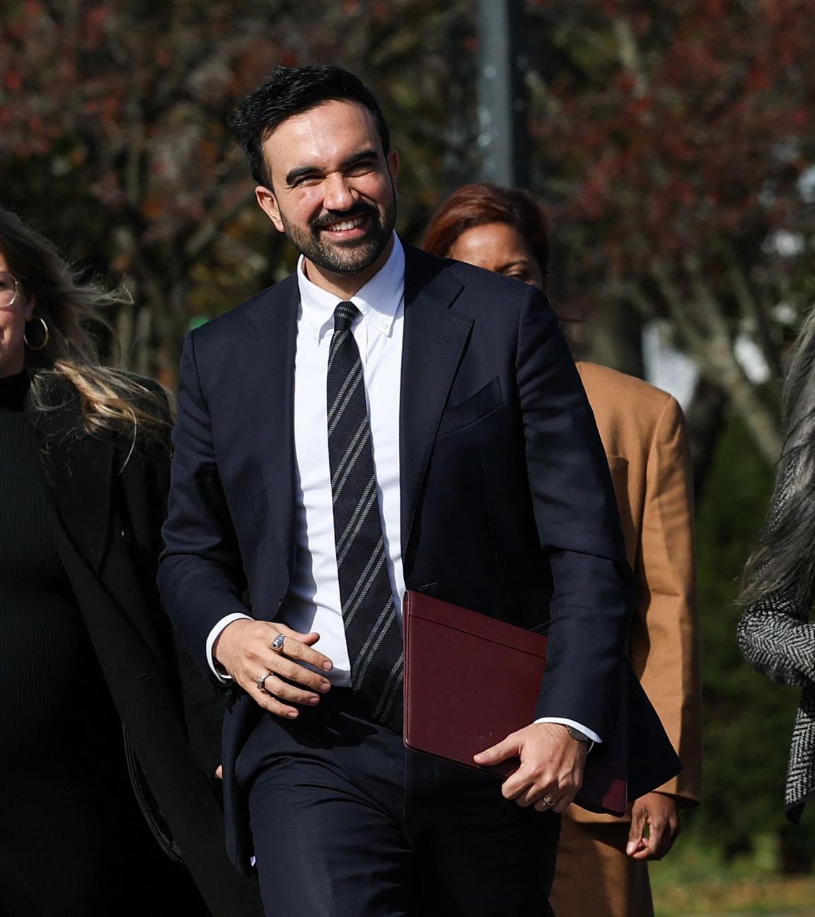 Der designierte Bürgermeister von New York City, Zohran Mamdani, trifft zusammen mit Mitgliedern seines Übergangsteams für das Bürgermeisteramt zu einer Pressekonferenz ein. 