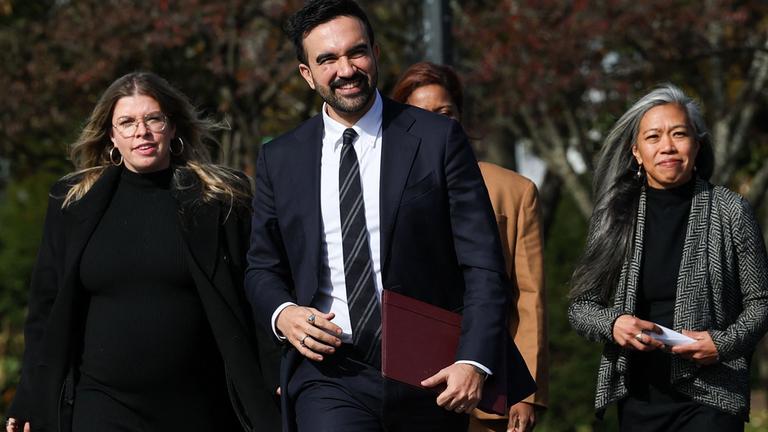 Der designierte Bürgermeister von New York City, Zohran Mamdani, trifft zusammen mit Mitgliedern seines Übergangsteams für das Bürgermeisteramt zu einer Pressekonferenz ein. 