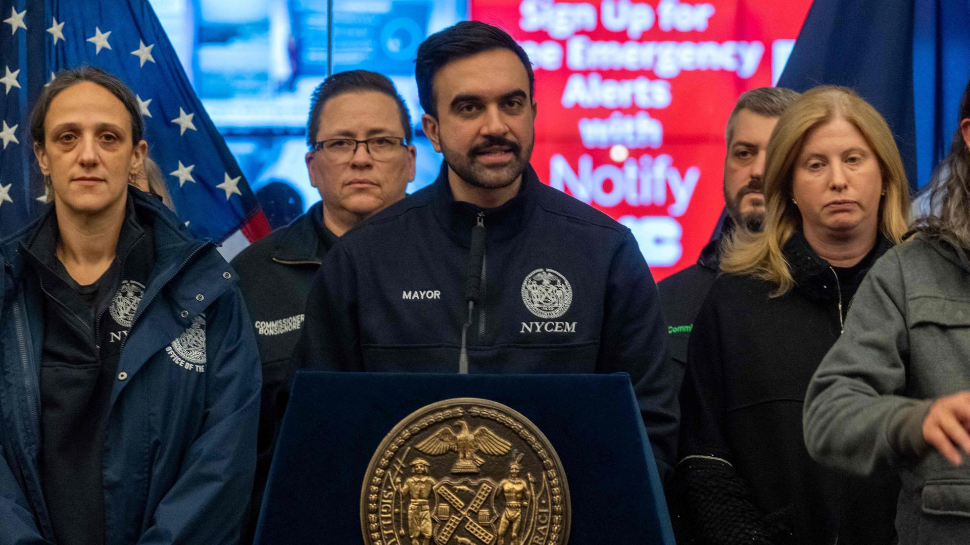 New Yorks Bürgermeister Zohran Mamdani hält eine Pressekonferenz zum bevorstehenden massiven Schneesturm ab.